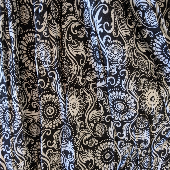 Flowy black and white backless summer dress - Picture 2 of 5